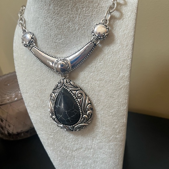 Elegant Silver and Black Pendant Necklace Vintage - Picture 8 of 9